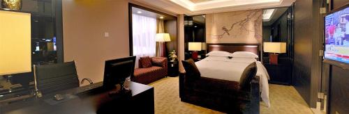 中山中山国际酒店的配有一张床和一台平面电视的酒店客房