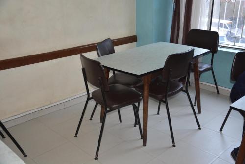 内罗毕新斯万加酒店的一张桌子和椅子