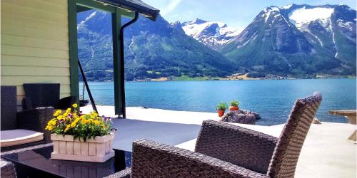 耶勒夫乐纳斯度假酒店的享有湖泊和山脉美景的庭院