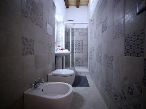 圣泰雷萨迪里瓦Villa Teresa的一间带卫生间和水槽的浴室
