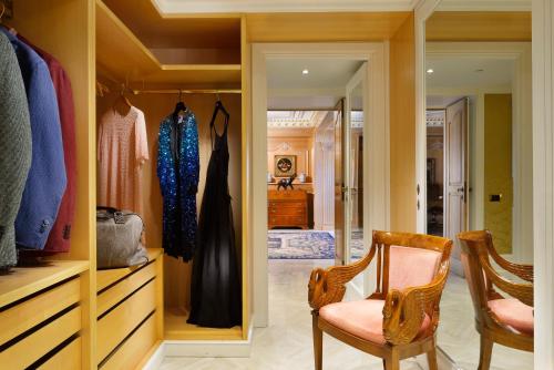 罗马帕克德普林西皮酒店的更衣室配有椅子和衣柜