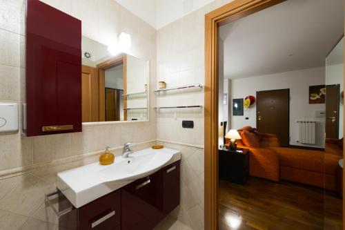 菲乌米奇诺多莫斯帕尔科旅馆的一间带水槽的浴室和一间客厅