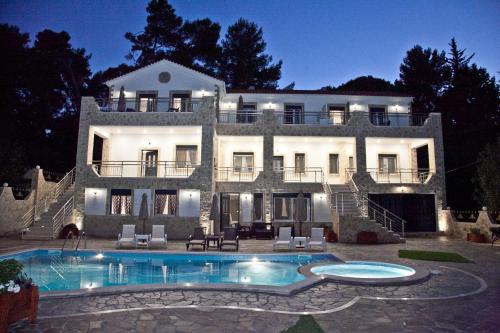 里科索翁Diwani Luxury Villas的一座大房子,前面设有一个游泳池