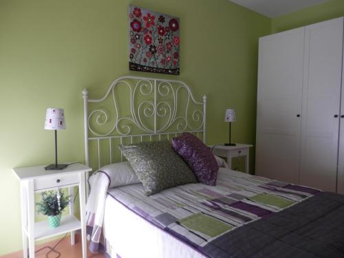 韦斯卡Acogedor Apartamento En Huesca的一间卧室设有一张带绿色墙壁的床