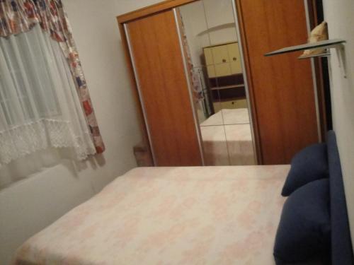 洛夫兰Apartment Saric的一间卧室配有一张床、镜子和门