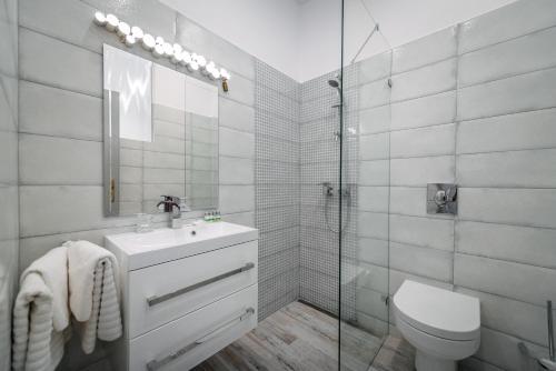 赞考Fészek -Étel és Hotel-的浴室配有卫生间、盥洗盆和淋浴。