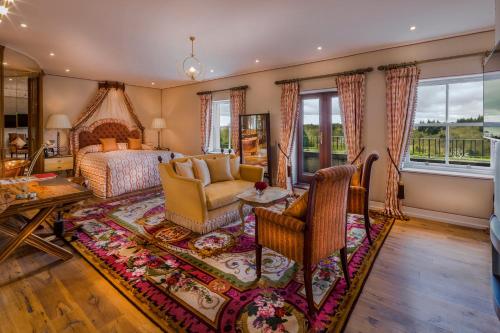 康镇阿什福德城堡别墅的一间卧室设有一张床和一间客厅。