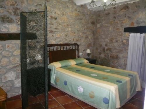 Puebla de BenifasarLoft Cuco的一间卧室配有一张床和镜子
