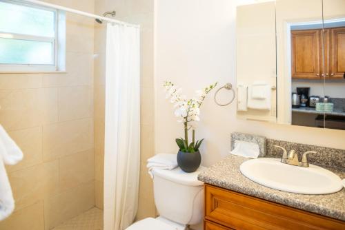 劳德代尔堡肖沙湾度假旅馆的浴室配有卫生间、盥洗盆和淋浴。