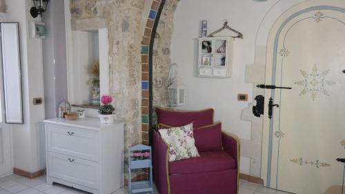 莫迪卡Casa MaFaCò的客厅配有紫色椅子和门