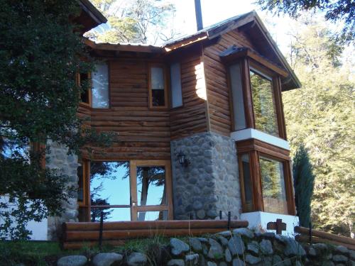 拉安戈斯图拉镇拉托利德拉卡斯卡达山林小屋酒店的小木屋设有石墙和窗户