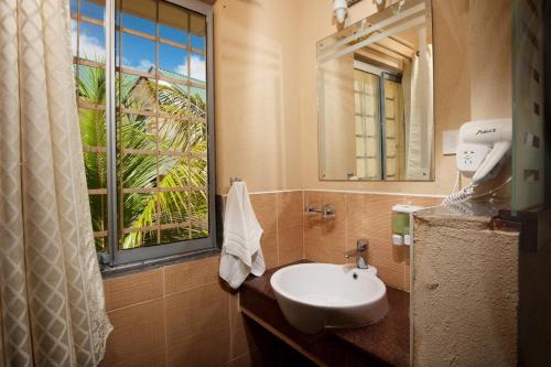 弗利康弗拉克马尼萨酒店的一间带水槽和窗户的浴室