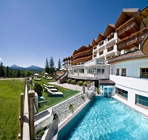 奥贝雷根索那尔普酒店的享有带游泳池的房屋的空中景致