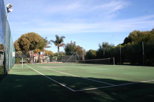 BIG4 Bunbury Riverside Holiday Park内部或周边的网球和/或壁球设施