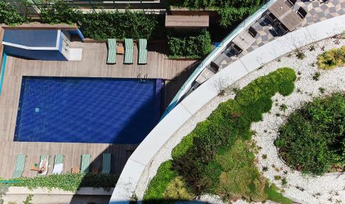 伊斯坦布尔博斯普鲁斯歌剧院酒店的享有庭院游泳池的顶部景色
