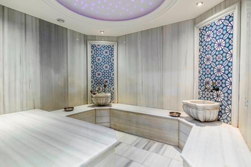 伊斯坦布尔阿迪怒格鲁酒店的一间带卫生间和紫色天花板的浴室