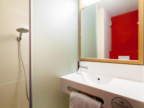 蒙彼利埃B&B HOTEL Montpellier Centre Le Millénaire的浴室设有白色水槽和镜子