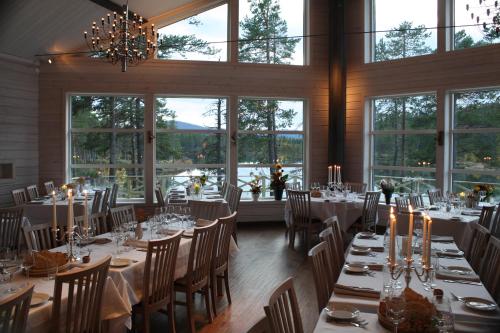Årrenjarka Mountain Lodge餐厅或其他用餐的地方