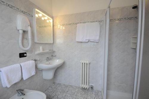 Santorsola Relax Hotel的一间浴室