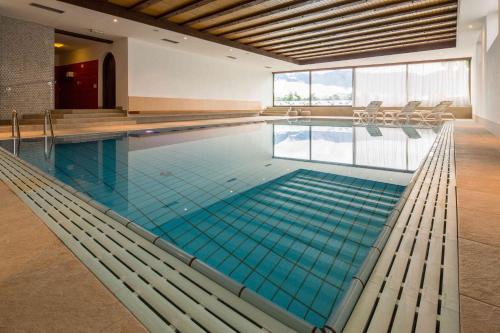 拉古多安德林德旅馆的大楼内一个蓝色的大型游泳池