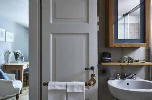 博尔米奥巴格尼威池酒店的浴室设有白色水槽和镜子
