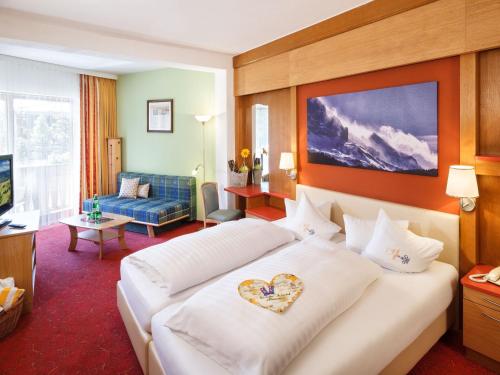 卡奇山口欣特雷格家庭酒店的酒店客房,配有一张心形床