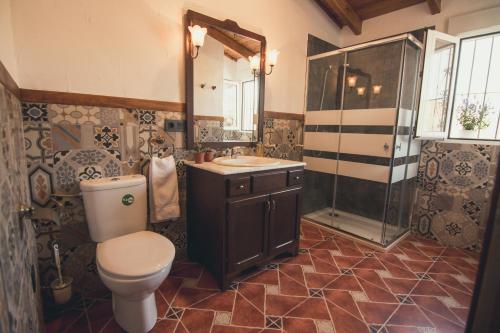 塔韦尔诺科尔蒂霍克劳迪娅 的浴室配有卫生间、盥洗盆和淋浴。