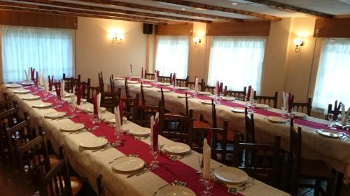 Becerreá卡萨蕙旅馆的宴会厅的一排桌子,上面有红色餐巾