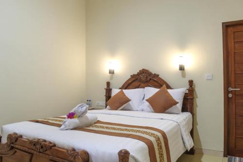 蓝梦岛瓦克图民宿的一间卧室配有一张大床和木制床头板