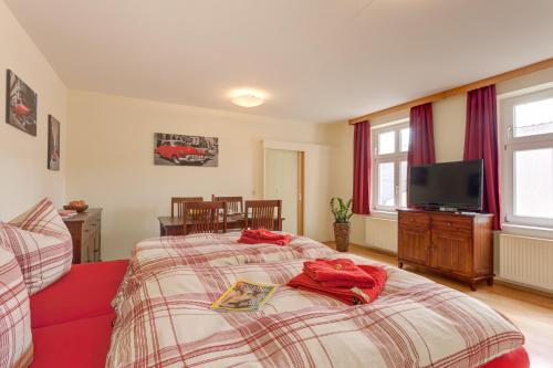 诺伊鲁平Altstadt Ferienwohnung的一间卧室配有一张带红色毛巾的床