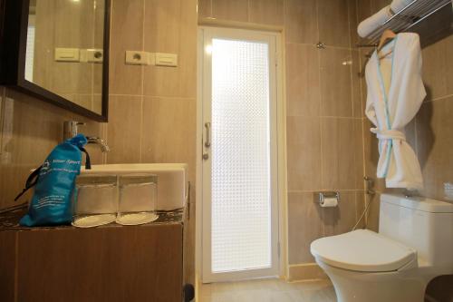 明古鲁省塞纳体育酒店的一间带卫生间、水槽和窗户的浴室