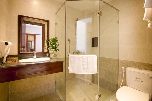 会安会安绿苹果酒店的带淋浴、盥洗盆和卫生间的浴室