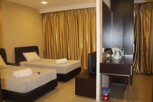 吉隆坡T Hotel Jalan Tar的酒店客房设有两张床和电视。