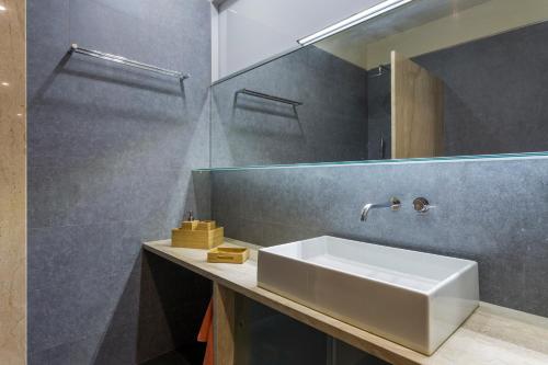 ArbósApartament Major 33的浴室设有白色水槽和镜子