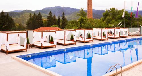 韦林格勒皇家Spa酒店的一个带躺椅的游泳池和一间酒店