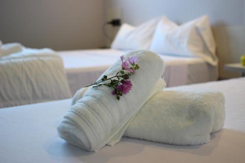 欧德鲁佐LO旅馆的铺在床上的带花的卷毛巾