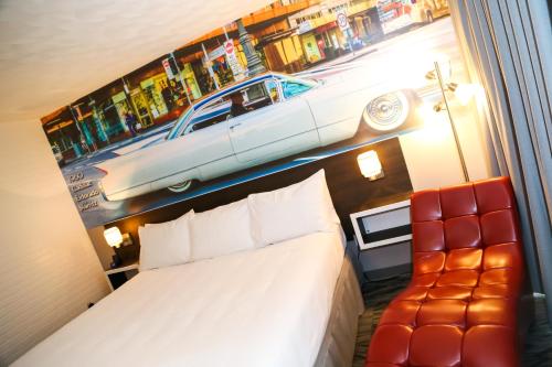 尼亚加拉凯迪拉克汽车旅馆客房内的一张或多张床位
