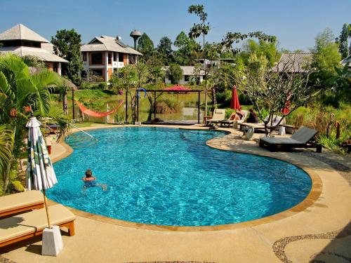 萨科特山博安钗山度假酒店的在游泳池游泳的人