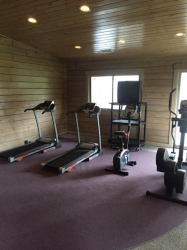 Oregon桨轮酒店的健身房设有数辆健身自行车和电视