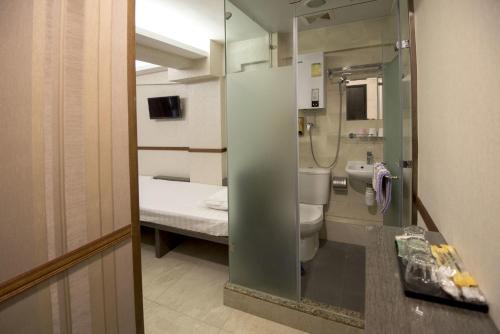 香港Celltronik Hostel 先創旅店的一间带卫生间和水槽的小浴室