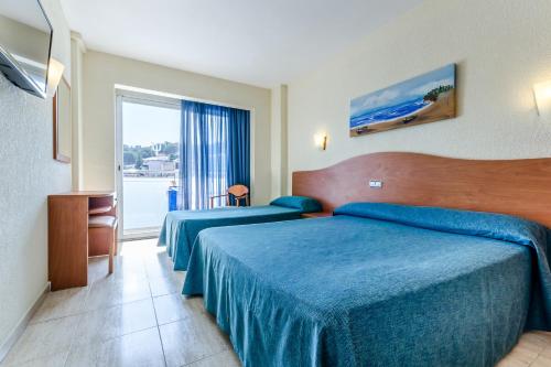 卡里拉马尔布劳酒店的酒店客房设有两张床和窗户。
