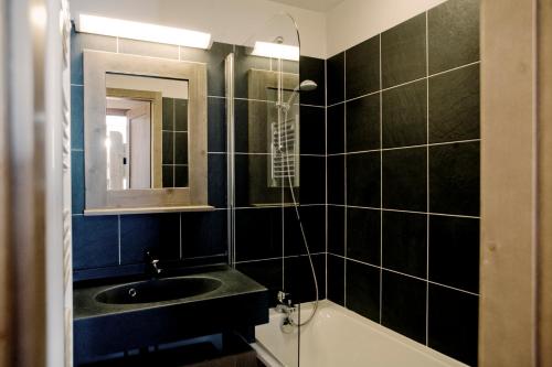 拉布雷斯格兰德斯费尼斯酒店的浴室配有盥洗盆、镜子和浴缸