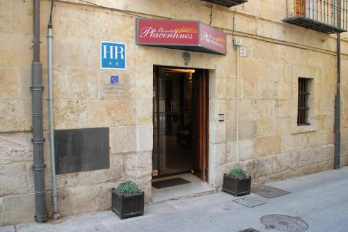 萨拉曼卡Hotel Microtel Placentinos的前方有两株盆栽植物的餐厅入口