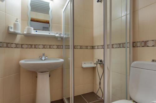 安塔利亚马维阿尼潘斯优恩酒店的浴室配有卫生间、盥洗盆和淋浴。