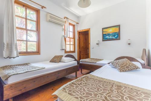 安塔利亚马维阿尼潘斯优恩酒店的客房设有两张床和窗户。