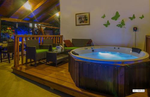 提比里亚美丽乡村度假屋的一个带庭院的客房内设有一个大型按摩浴缸