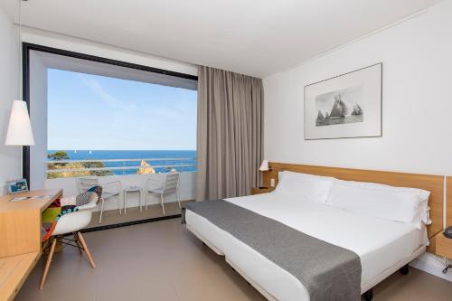 滨海托萨Gran Hotel Reymar的一间卧室配有一张床,享有海景