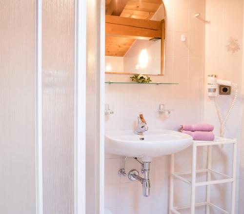 圣克里斯蒂娜Apartment Suliva的白色的浴室设有水槽和镜子