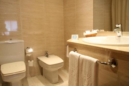 维戈Oca Ipanema Hotel的浴室配有白色卫生间和盥洗盆。
