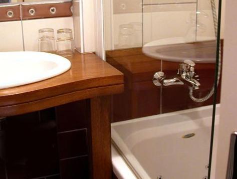 勒梅尼勒莱斯萨潘斯酒店的浴室配有盥洗盆和浴缸。
